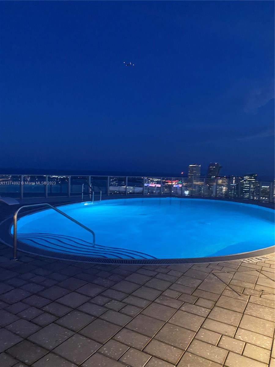 PARAMOUNT MIAMI WORLDCENT - Residential Lease