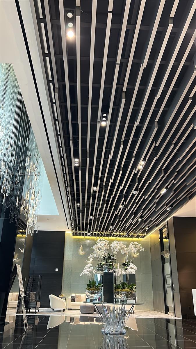PARAMOUNT MIAMI WORLDCENT - Residential Lease
