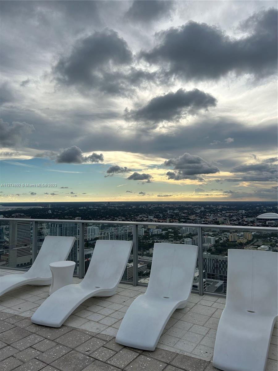 PARAMOUNT MIAMI WORLDCENT - Residential Lease