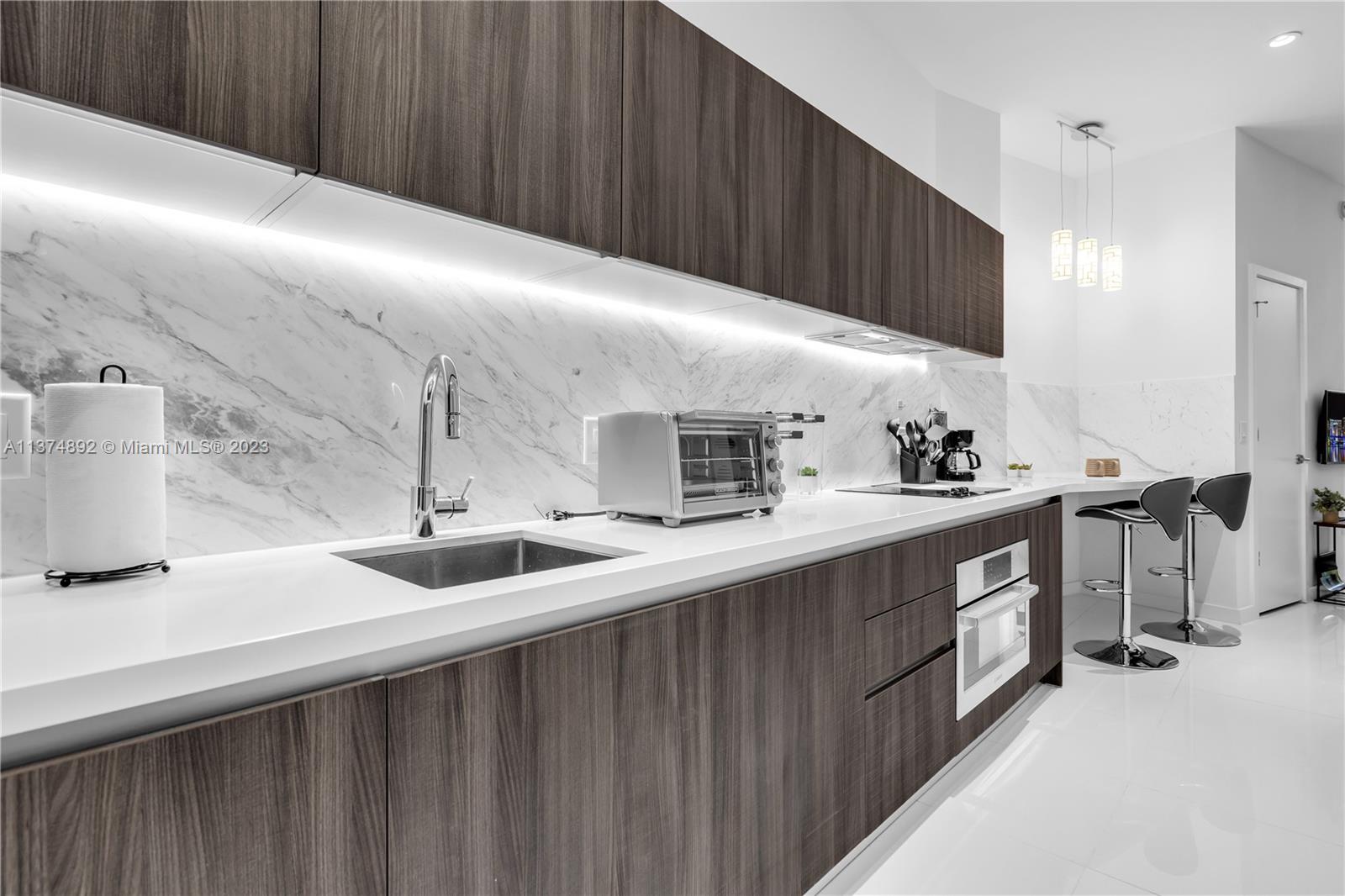 PARAMOUNT MIAMI WORLDCENT - Residential Lease