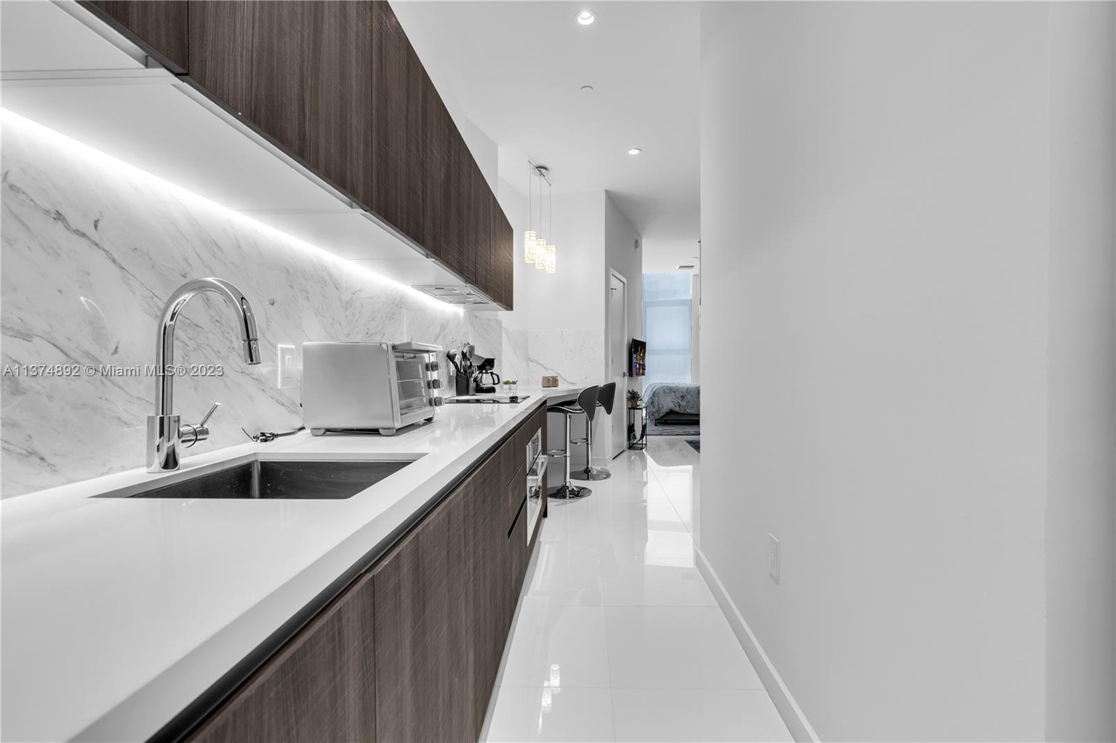 PARAMOUNT MIAMI WORLDCENT - Residential Lease
