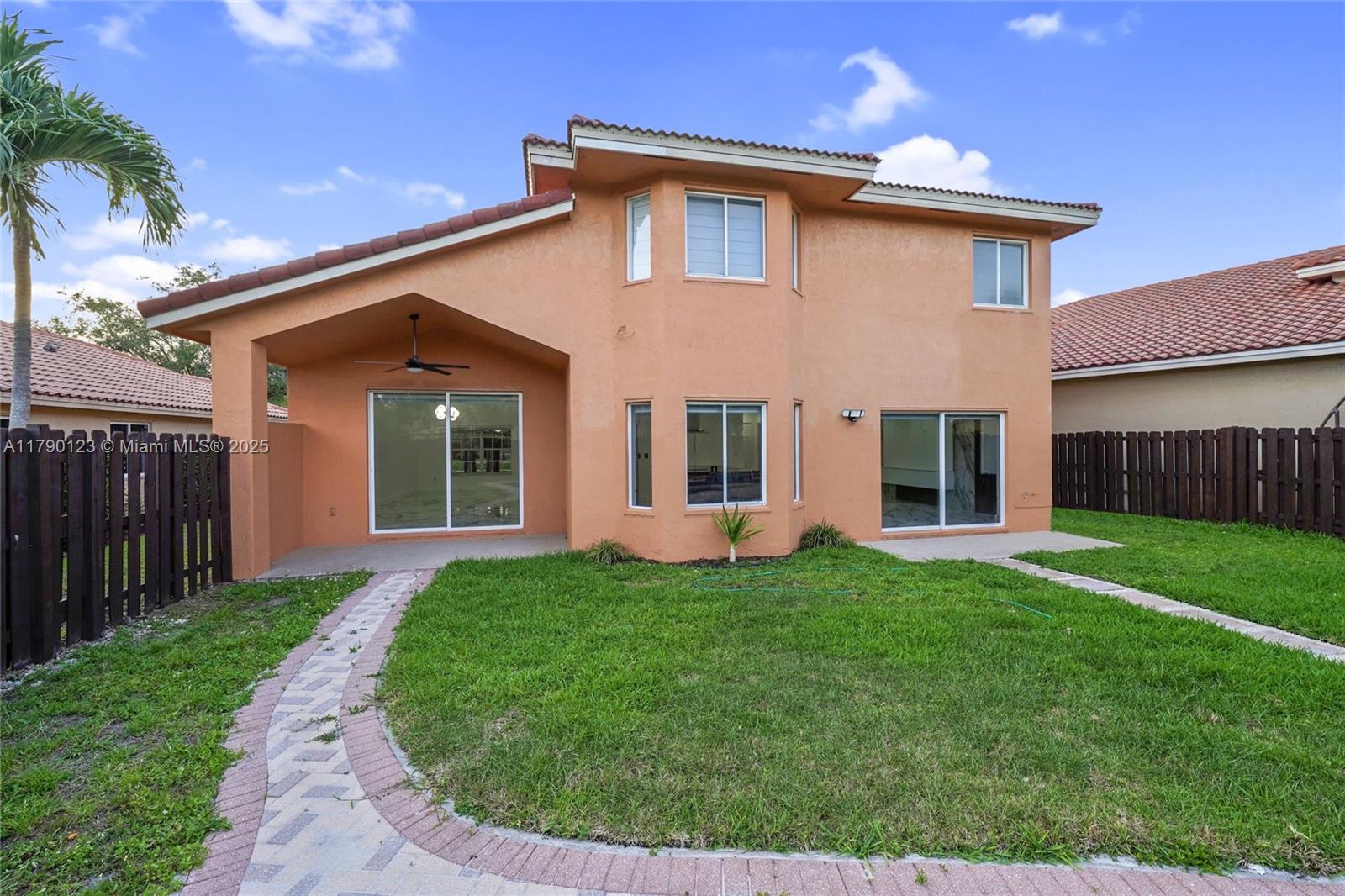 14672 Vista Luna Dr