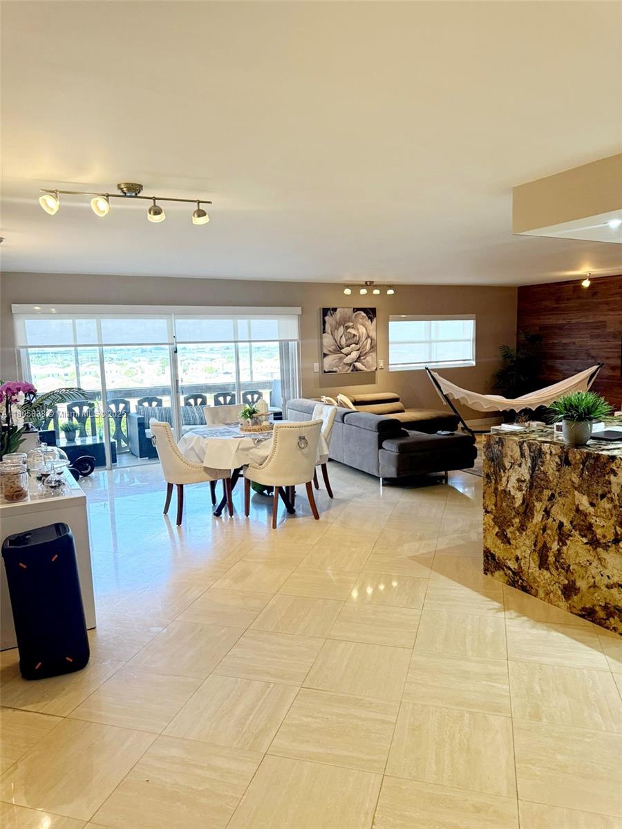 CANONGATE CONDO NO ONE - Residential