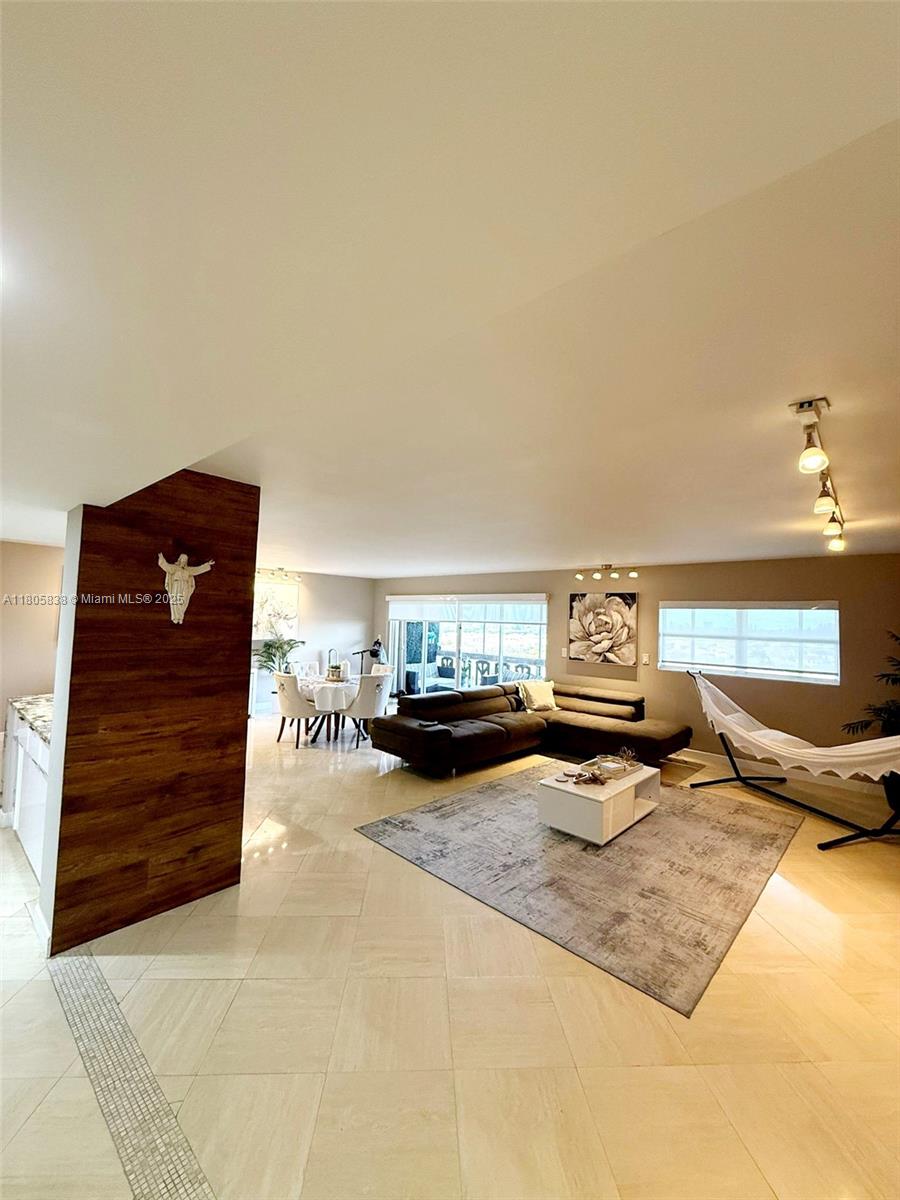 CANONGATE CONDO NO ONE - Residential