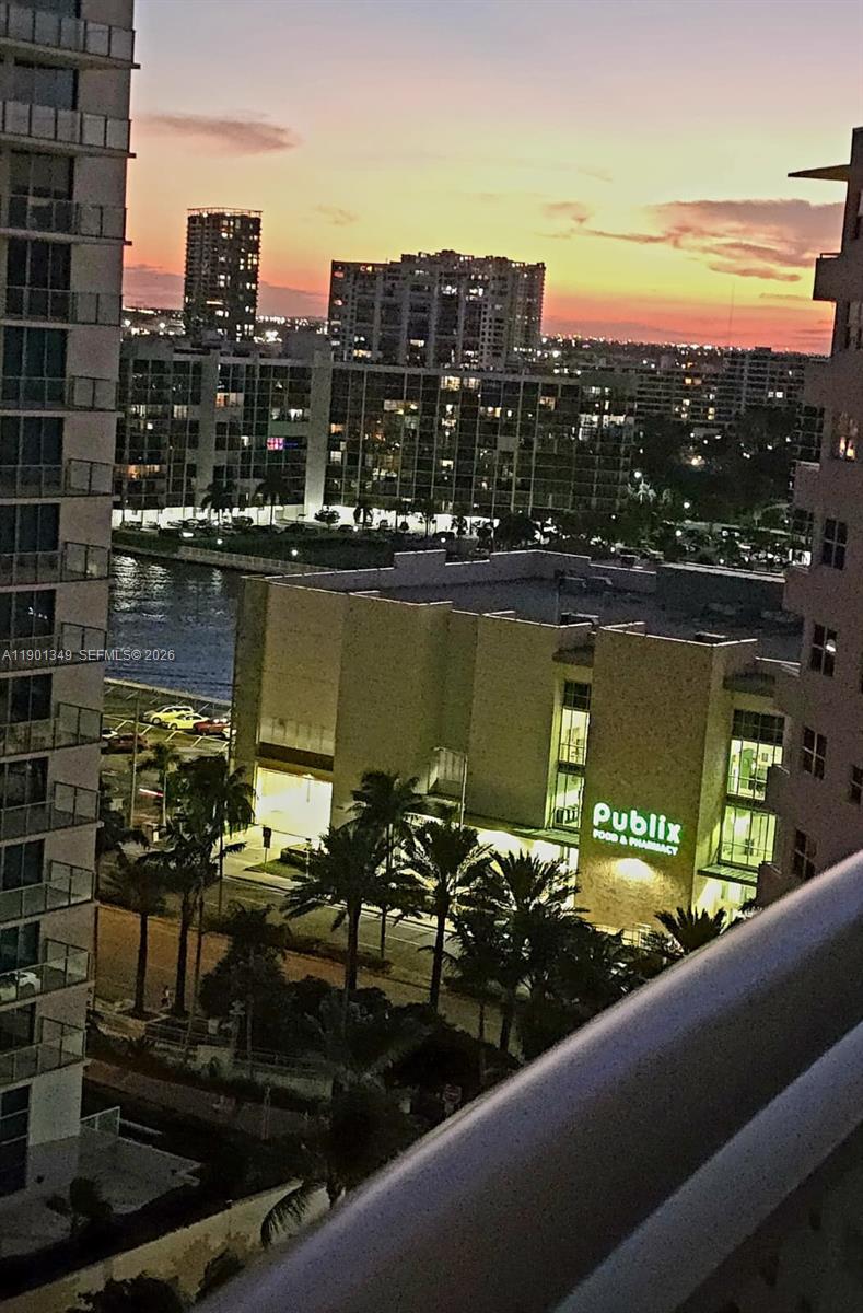 RESIDENCES ON HOLLYWOOD B - Residential