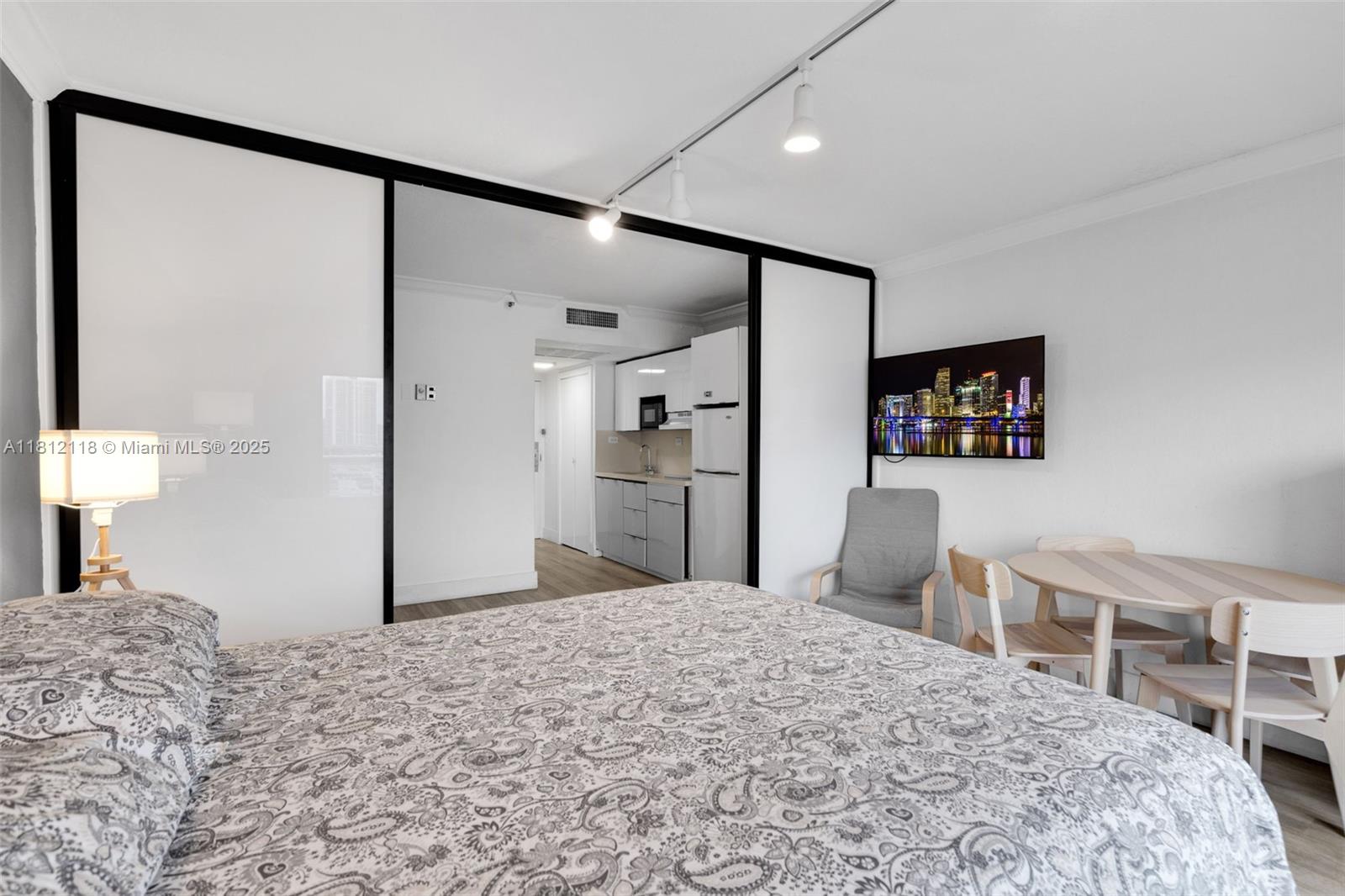 19201 Collins Ave 835