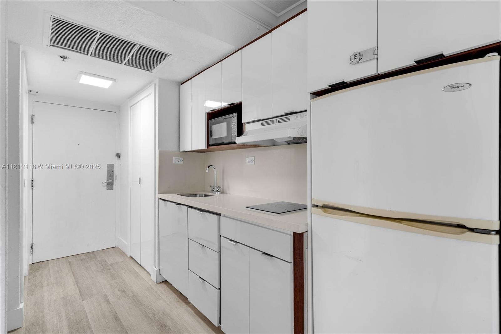 19201 Collins Ave 835