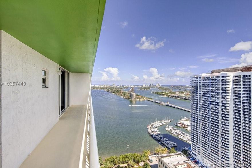 2 WEEKS FREE IF MOVE IN BY 11/12 Located directly in front of the sprawling waterfront Margaret Pace Park,Bay Parc Plaza community is location in walking distance to many downtown attractions,plus it's own luxury amenities.Unit 28E faces south & has bay,Venetian & downtown views.The unit features wood floors,granite counter top in the kitchen & vanity in bathroom,stainless steel appliances w/washer & dryer.Move-in for 1month+$750 dep.Parking $95/month .Same Day Approval Available 11/06