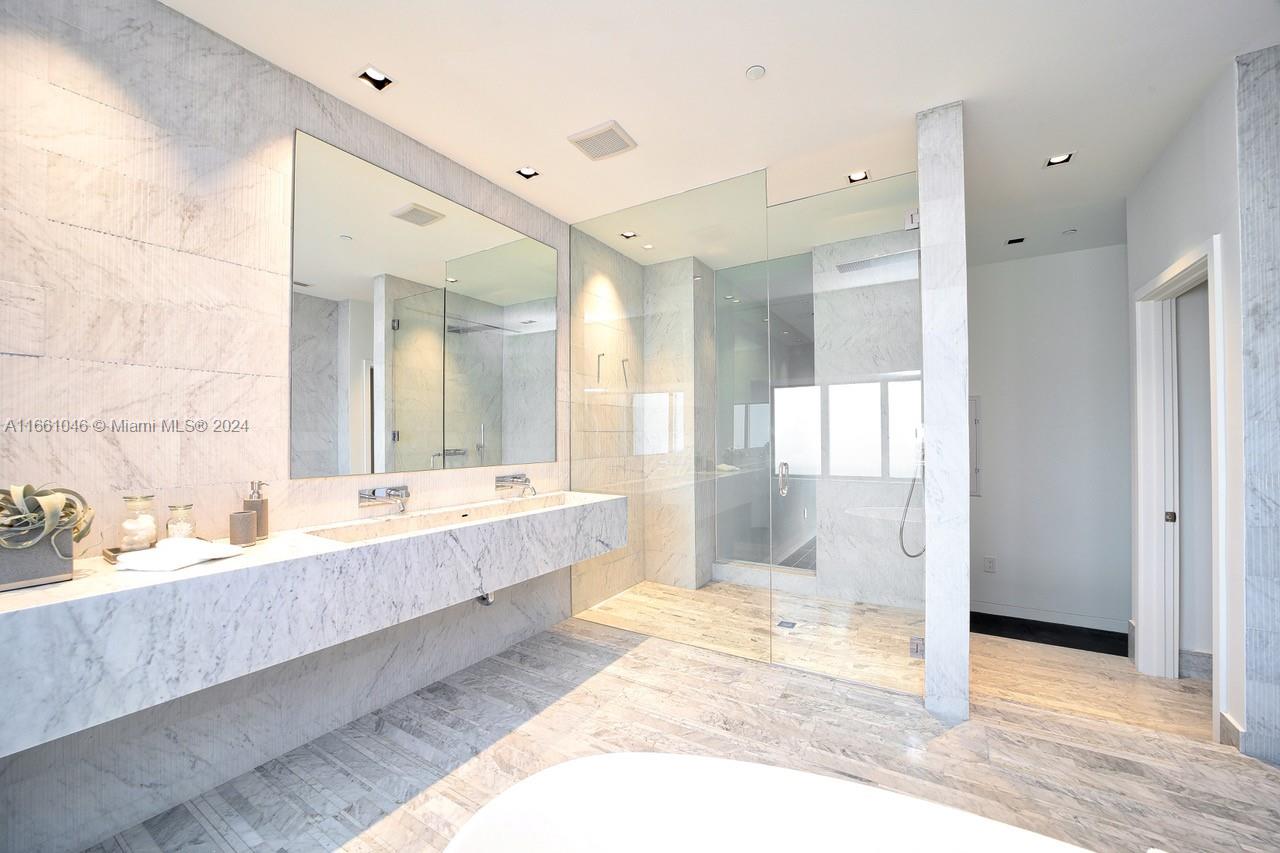 PARAISO BAY CONDO - Residential