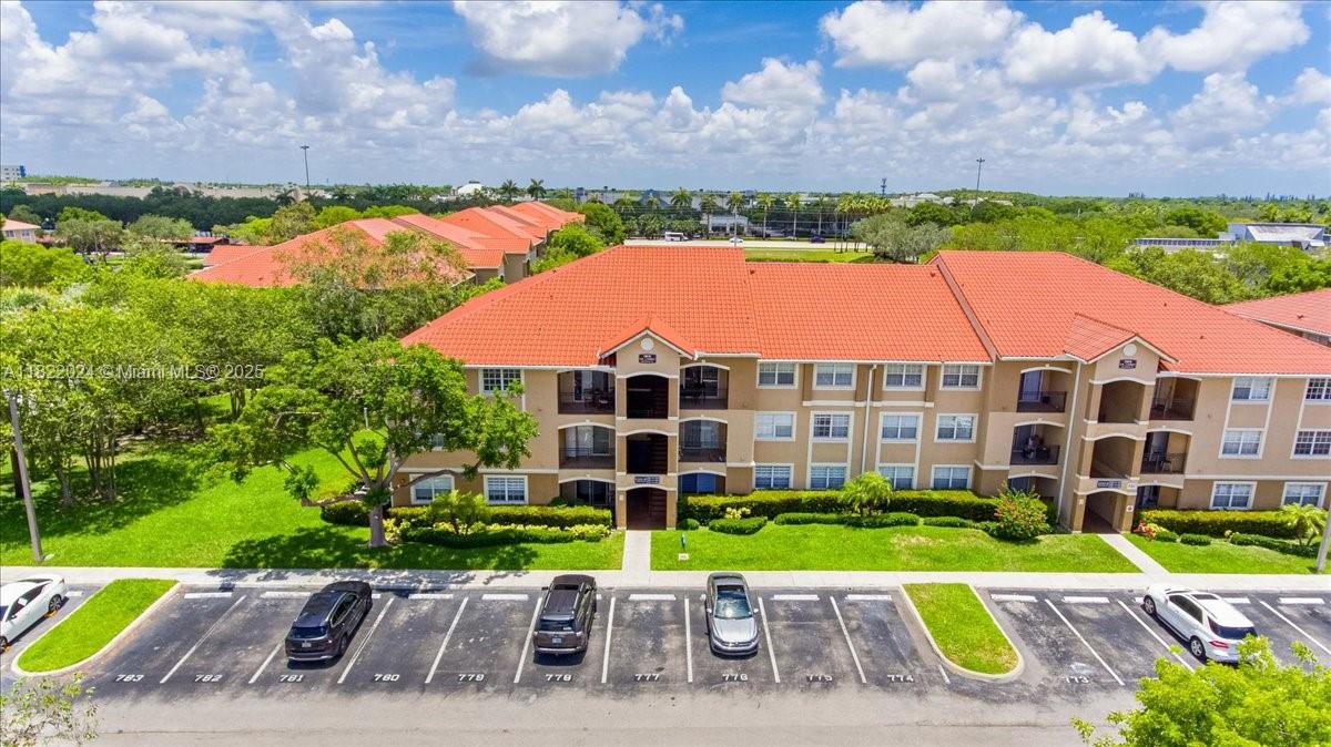 **INVESTOR OPPORTUNITY TENANT OCCUPIED**
Spacious and well-maintained 1-bedroom, 1-bath condo located in a highly desirable gated community in Pembroke Pines! This move-in-ready unit features a huge walk-in closet, all tile floors and lots of natural light
Residents enjoy resort-style amenities including a sparkling swimming pool, fitness center, clubhouse, and beautifully landscaped grounds. The community is pet-friendly and professionally managed.
Conveniently located near major highways, shopping centers, restaurants, parks, and top-rated schools — this home is perfect for first-time buyers, downsizers, or investors looking for a great opportunity in a growing area.