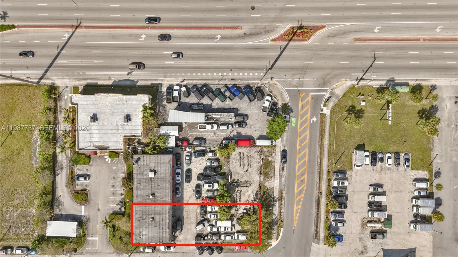 Main image without alt text