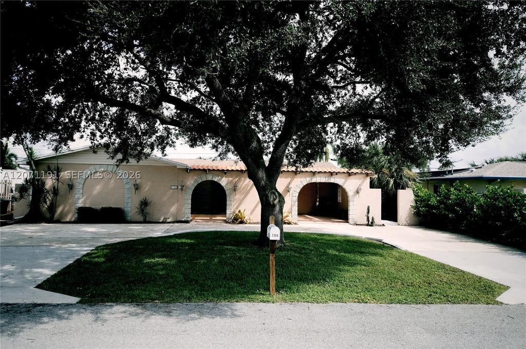 Photo of 2359 N Wallen Dr, Palm Beach Gardens, FL 33410 (MLS # A12071191)