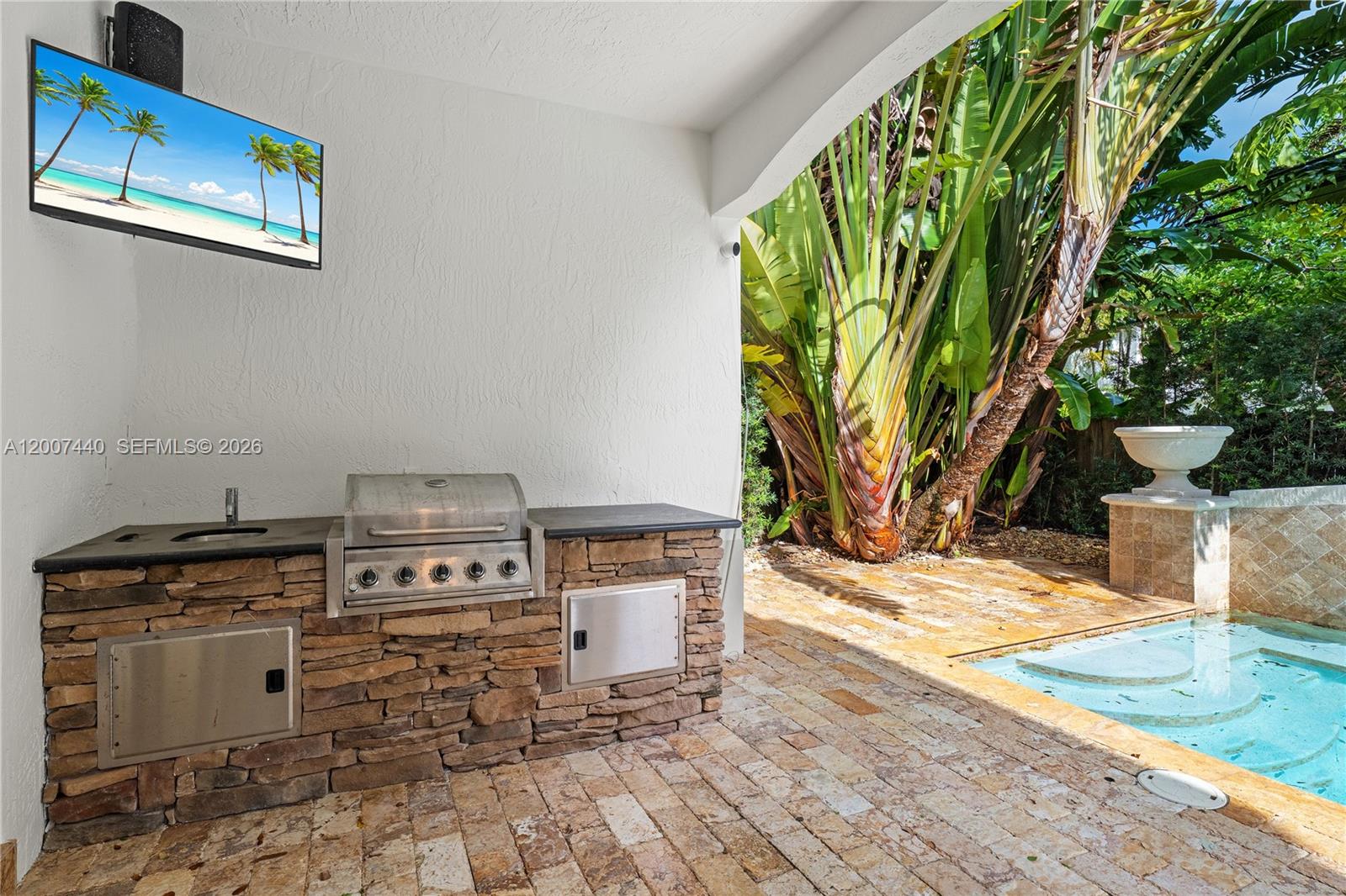 COCONUT GROVE MANOR - Residential