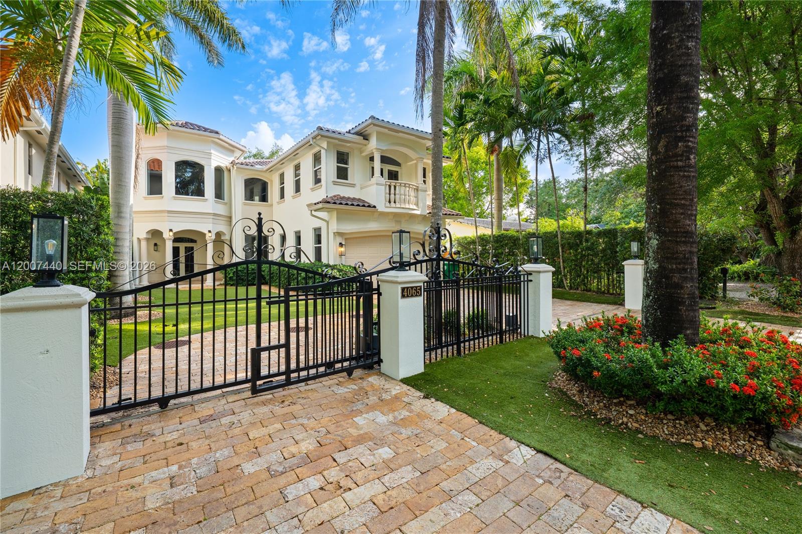 COCONUT GROVE MANOR - Residential
