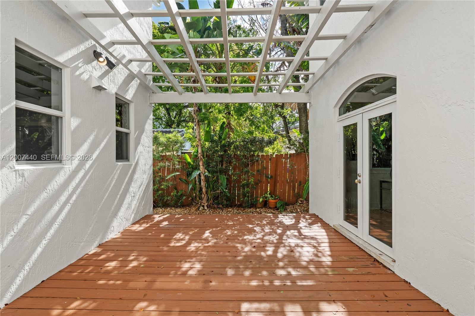 COCONUT GROVE MANOR - Residential