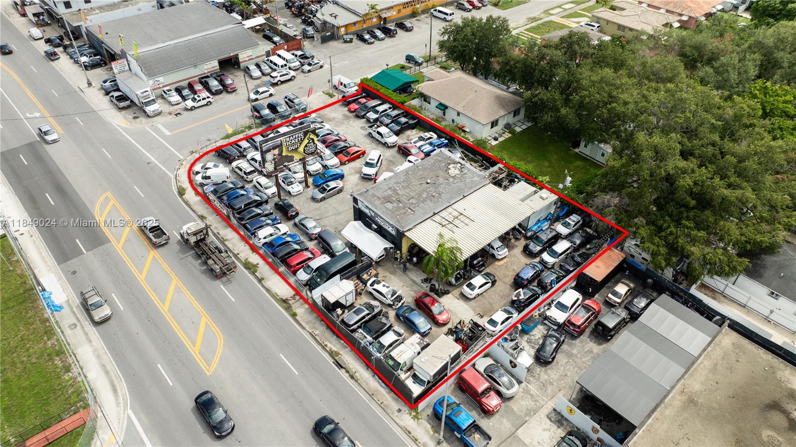 Main image without alt text