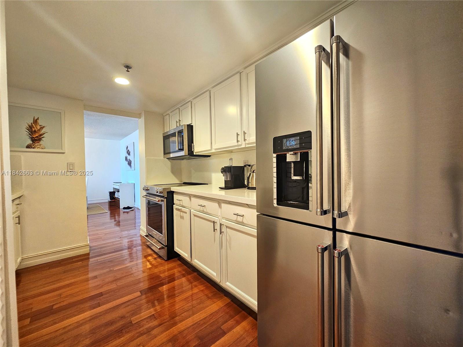 3200 Collins Ave 9-6