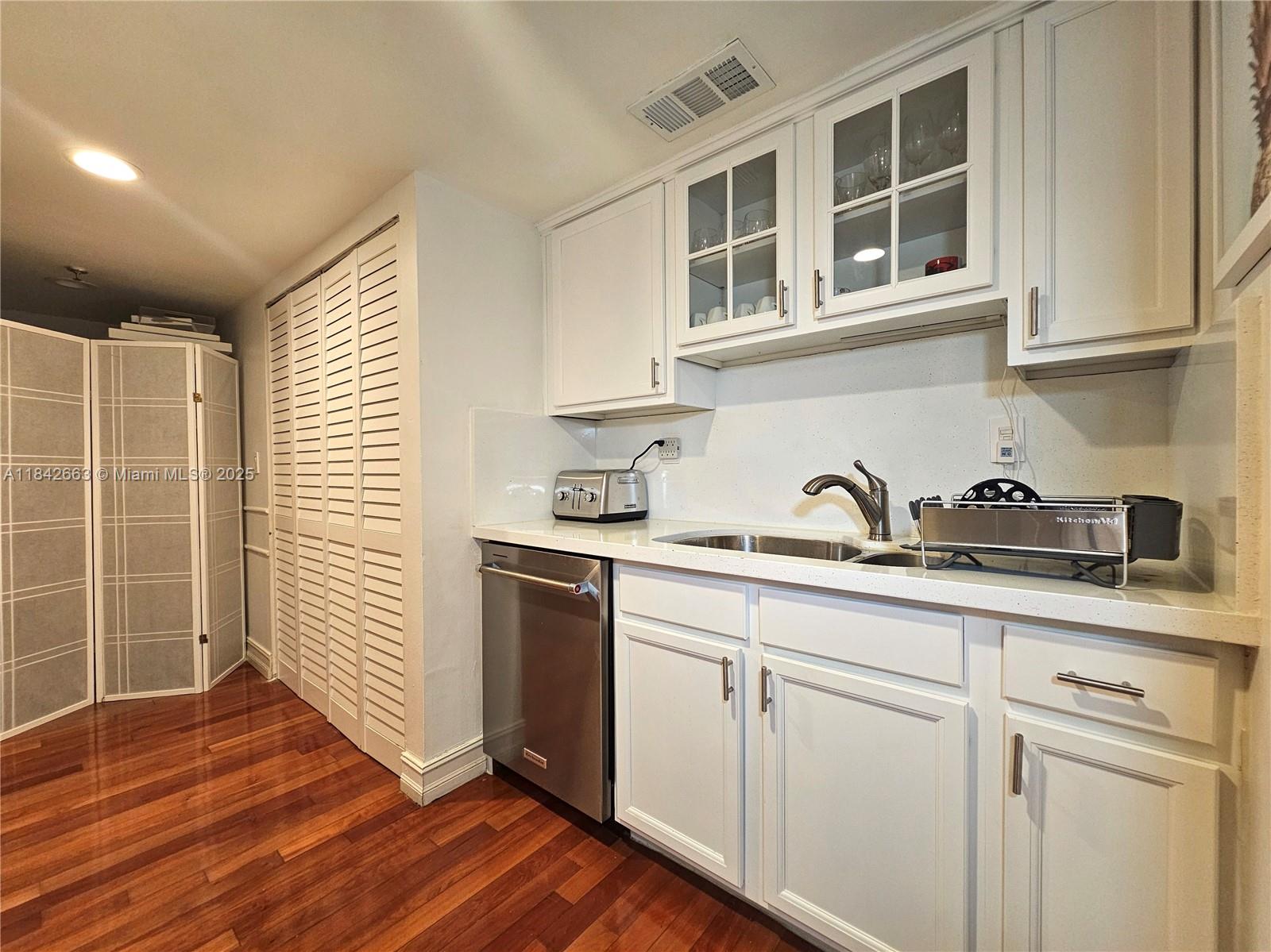 3200 Collins Ave 9-6
