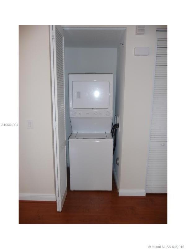 THE VILLAGE AT SAILBOAT B - Residential Lease