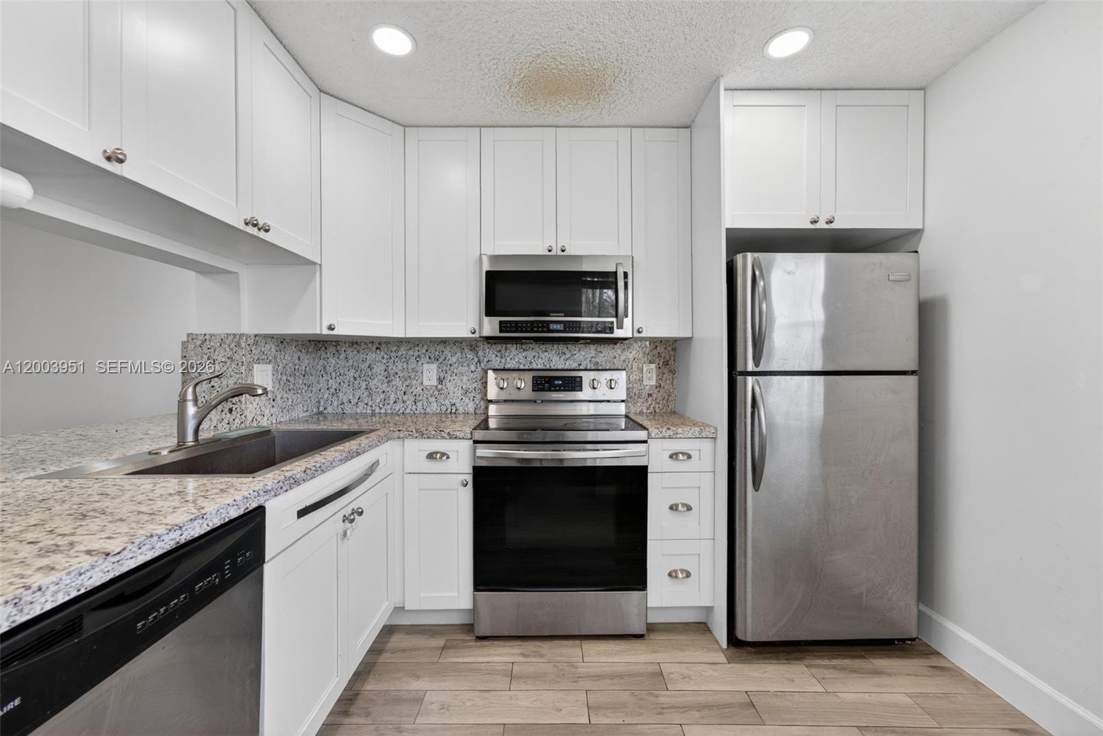 LAKESHORE CONDO 6 - Residential