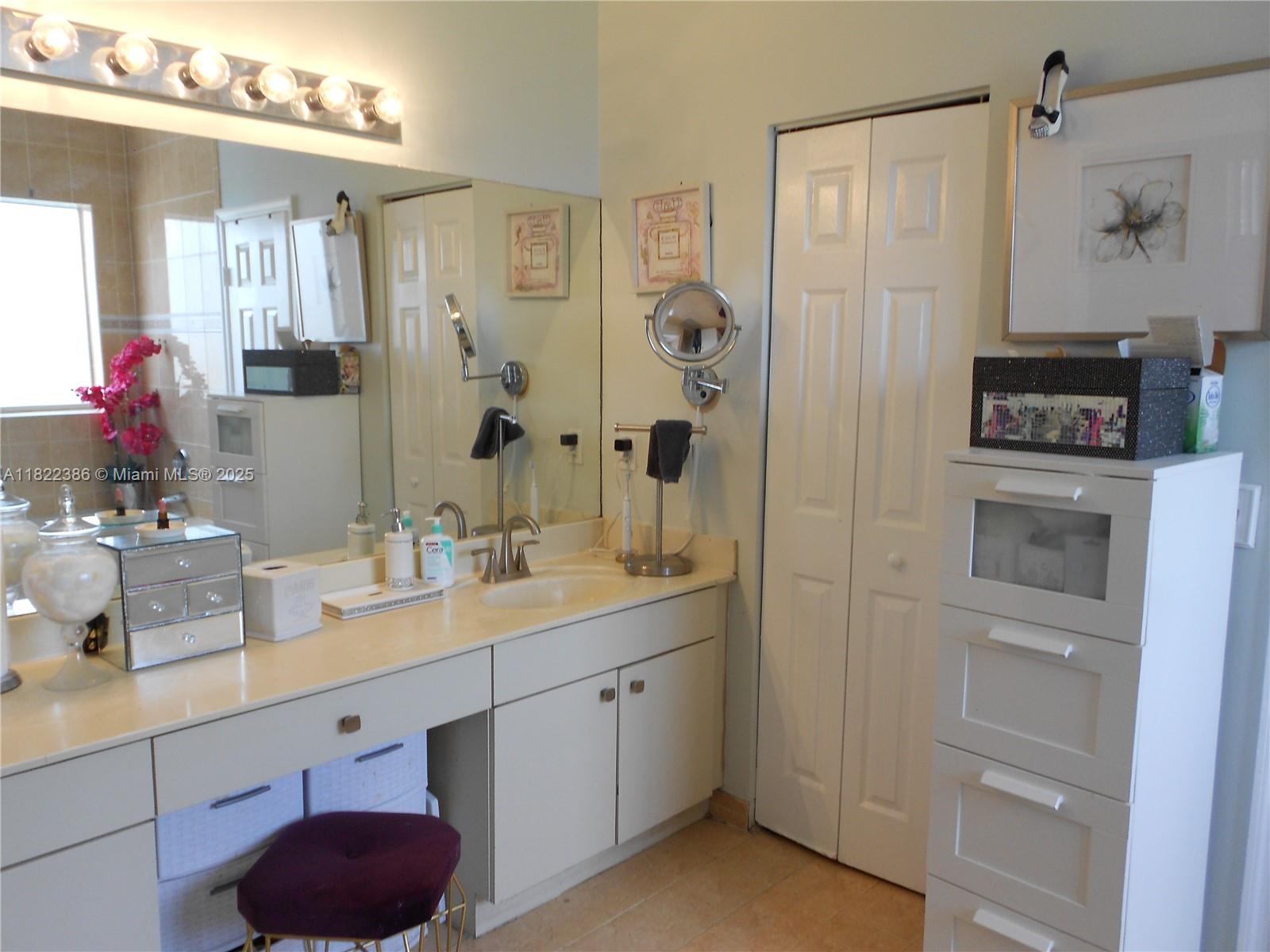 TWIN LAKE SHORES CENTRAL - Residential