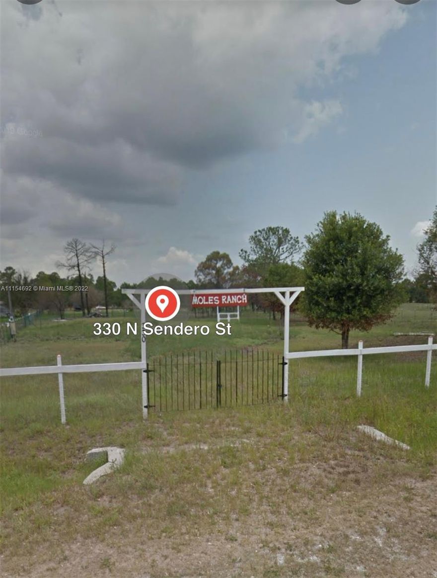 Come build your home here! Spectacular land with septic tank, fenced, clean, private water well, electrical connections. Whether it's a mobile home or you want to build the house of your dreams, this land allows it.