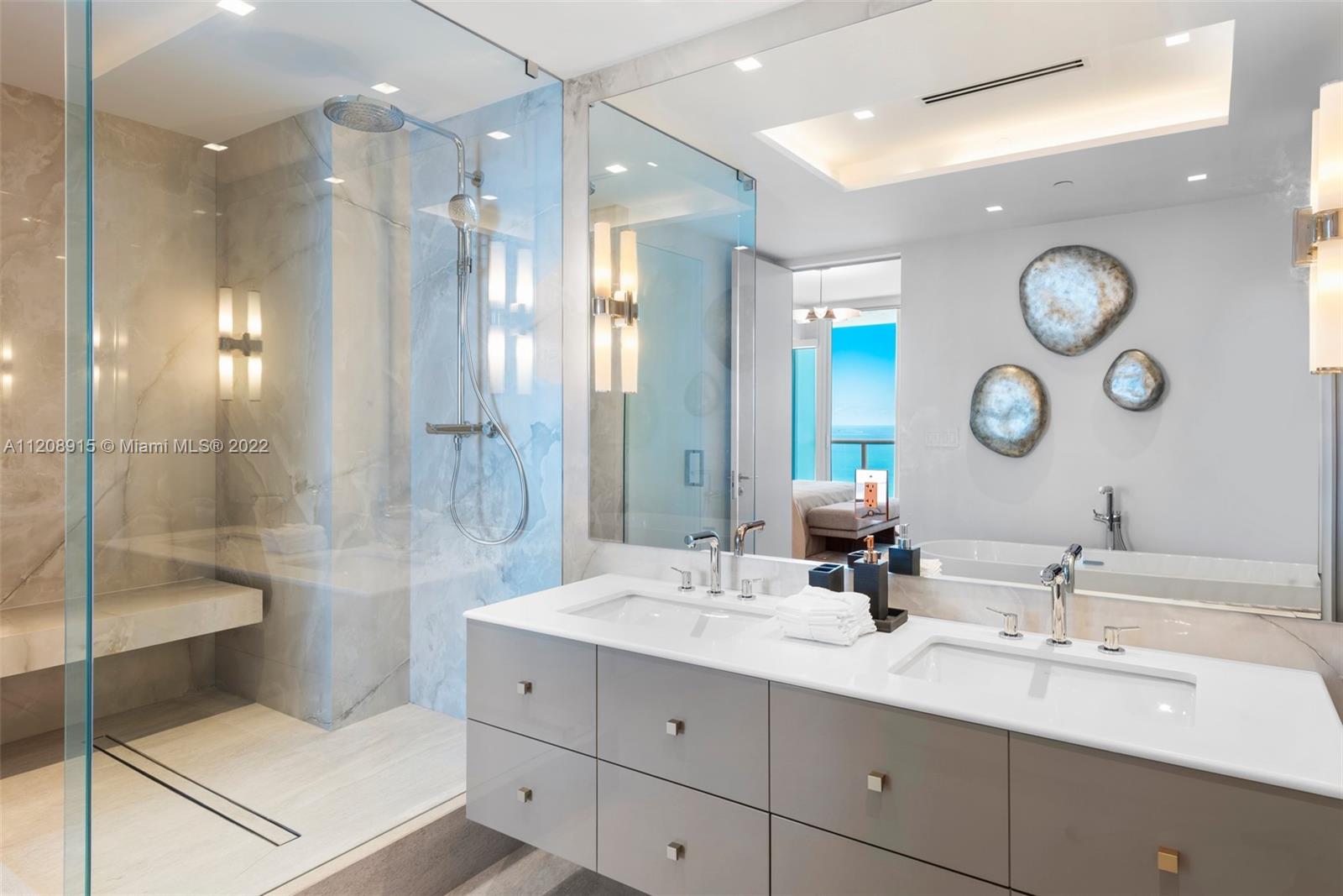 CONTINUUM ON SOUTH BEACH - Residential