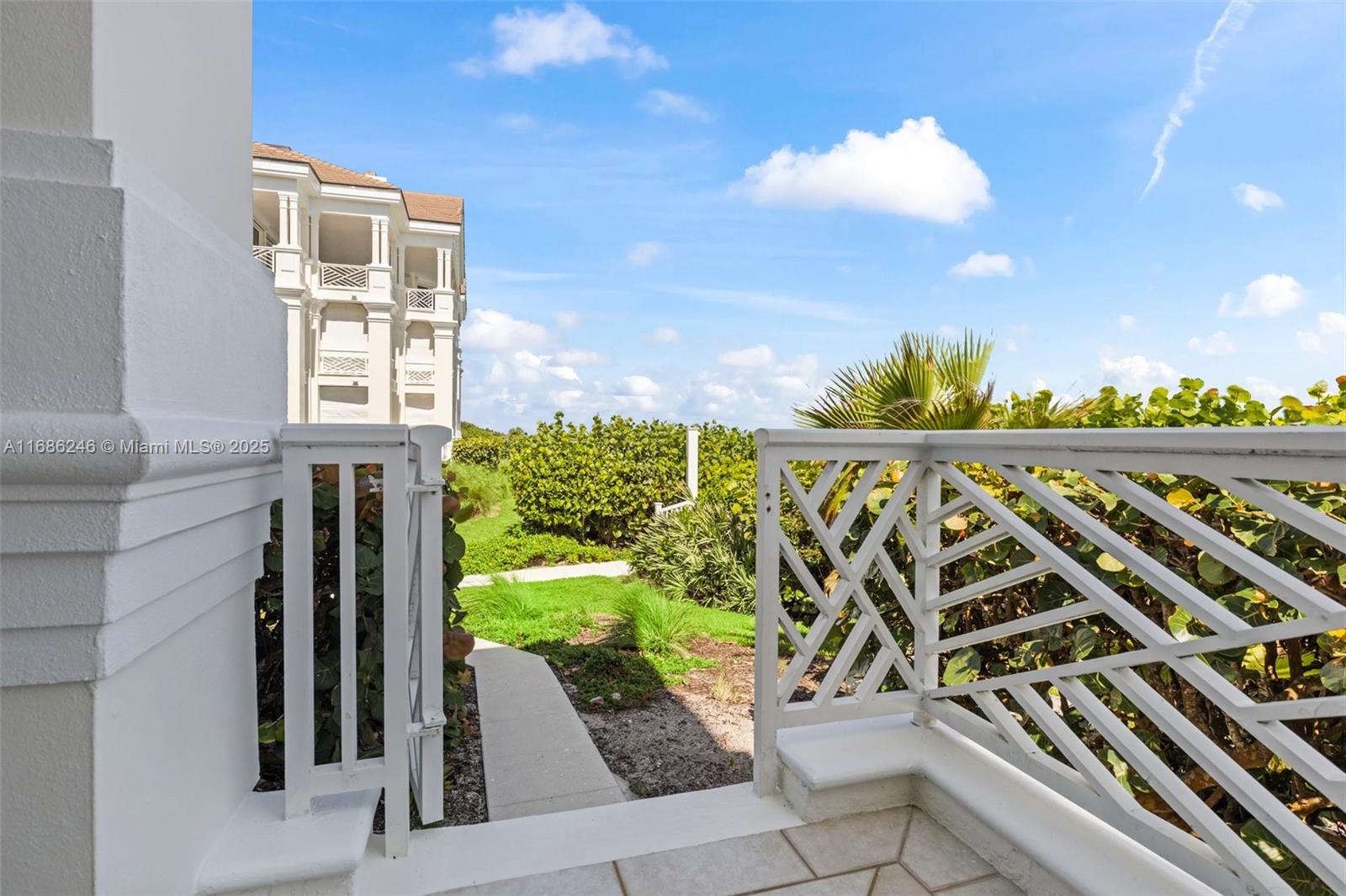 CARLTON VERO BEACH CONDOM - Residential