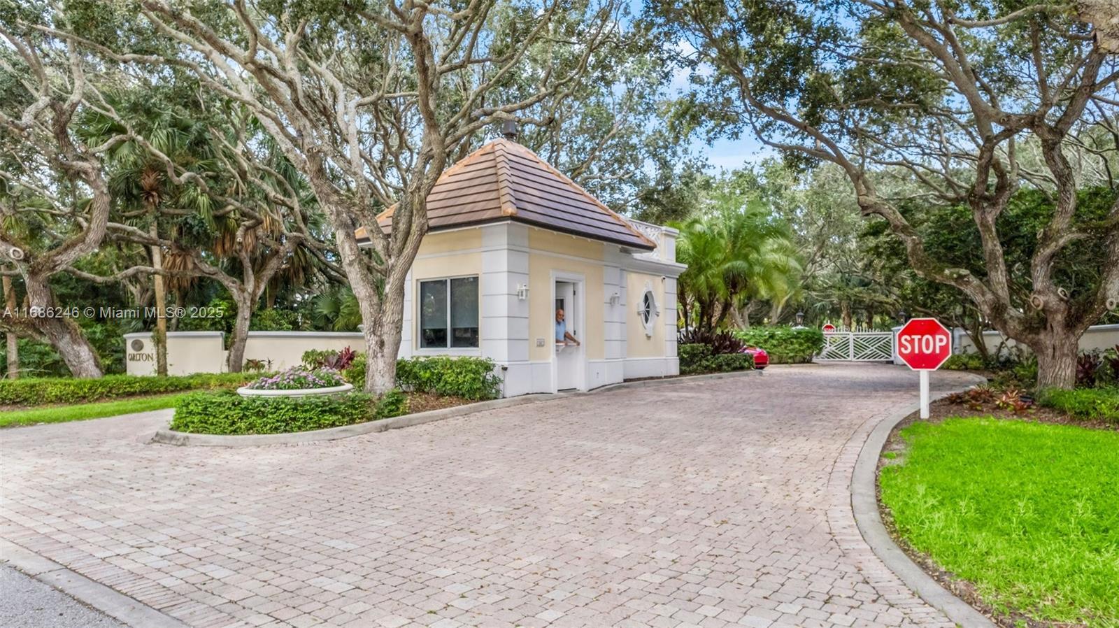 CARLTON VERO BEACH CONDOM - Residential