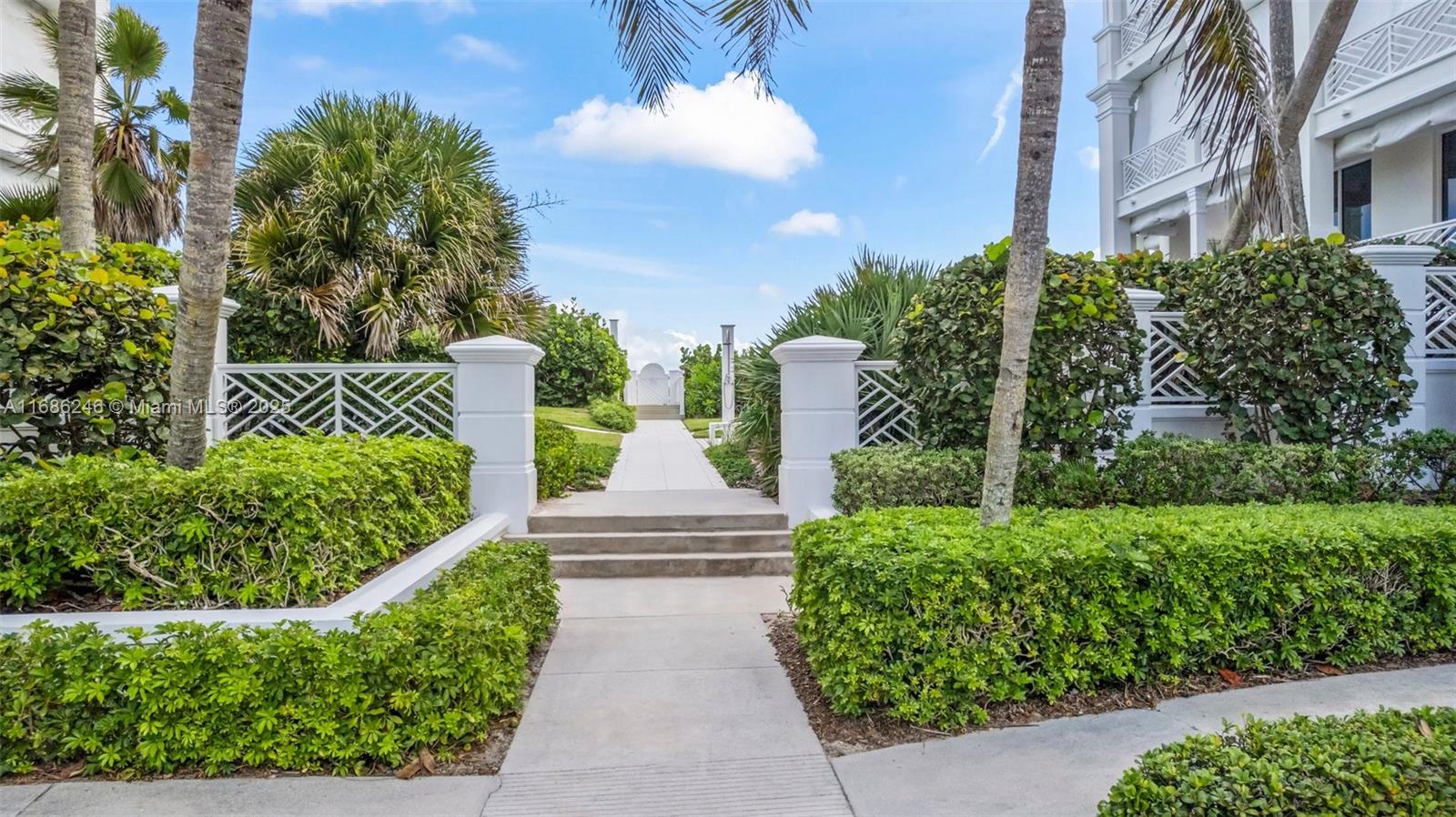 CARLTON VERO BEACH CONDOM - Residential