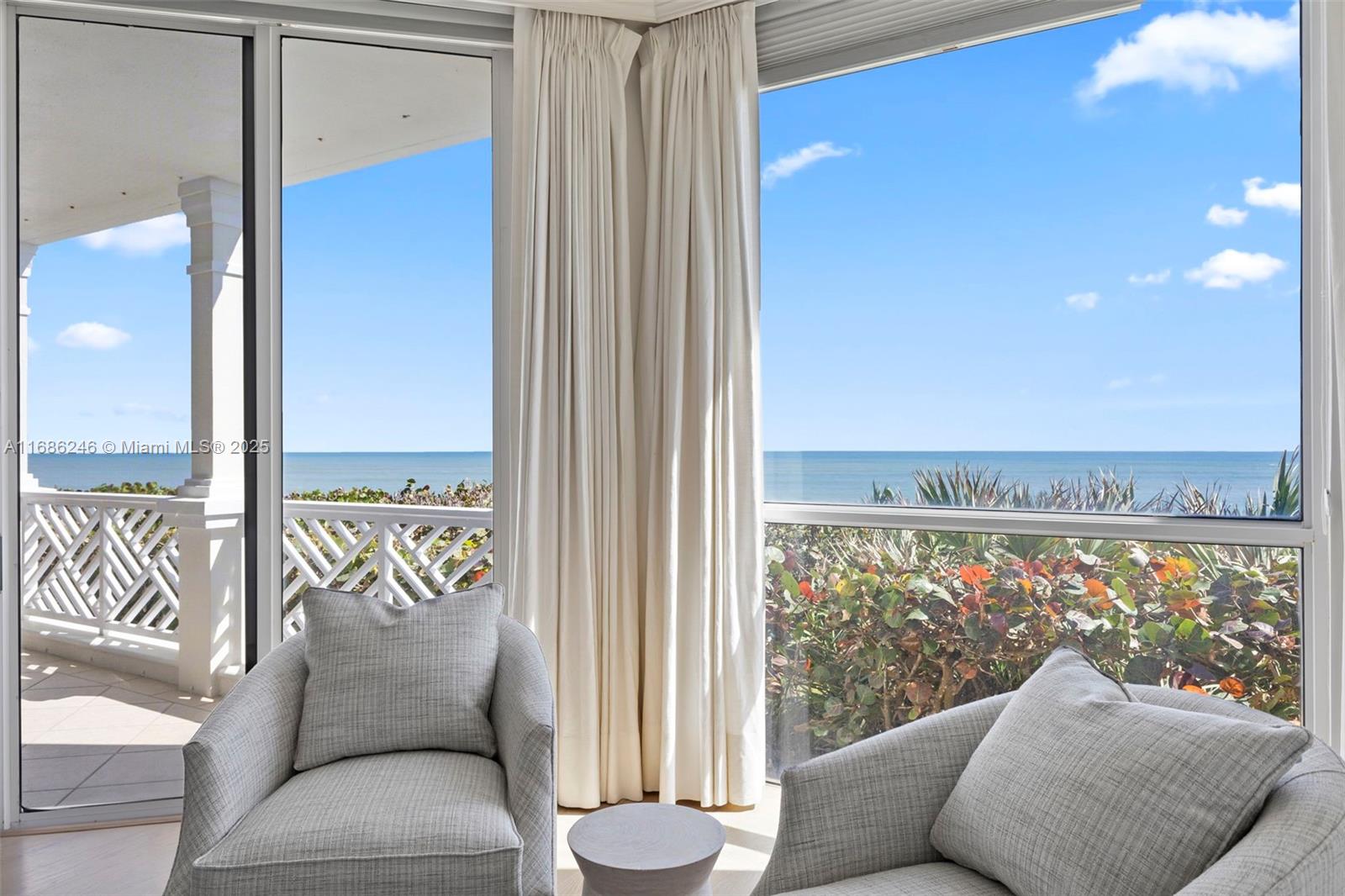 CARLTON VERO BEACH CONDOM - Residential