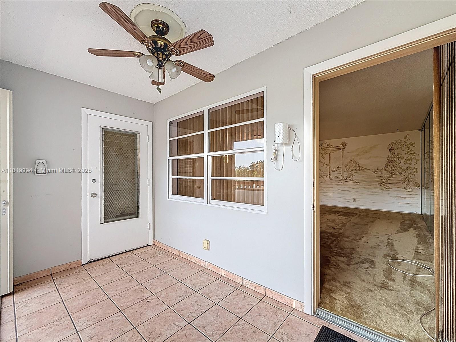 5300 Washington St U305