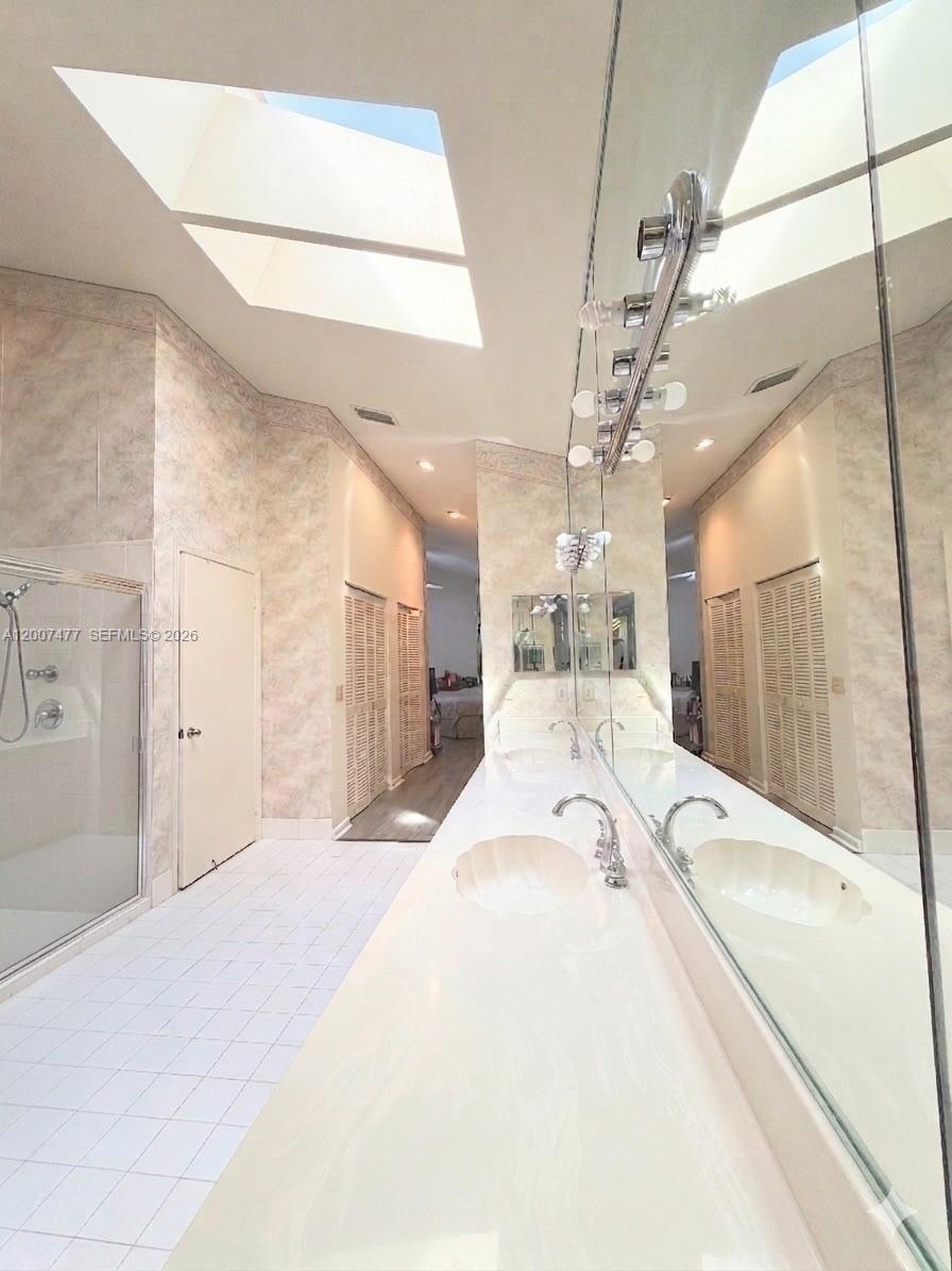 HOLLYWOOD LAKES COUNTRY C - Residential