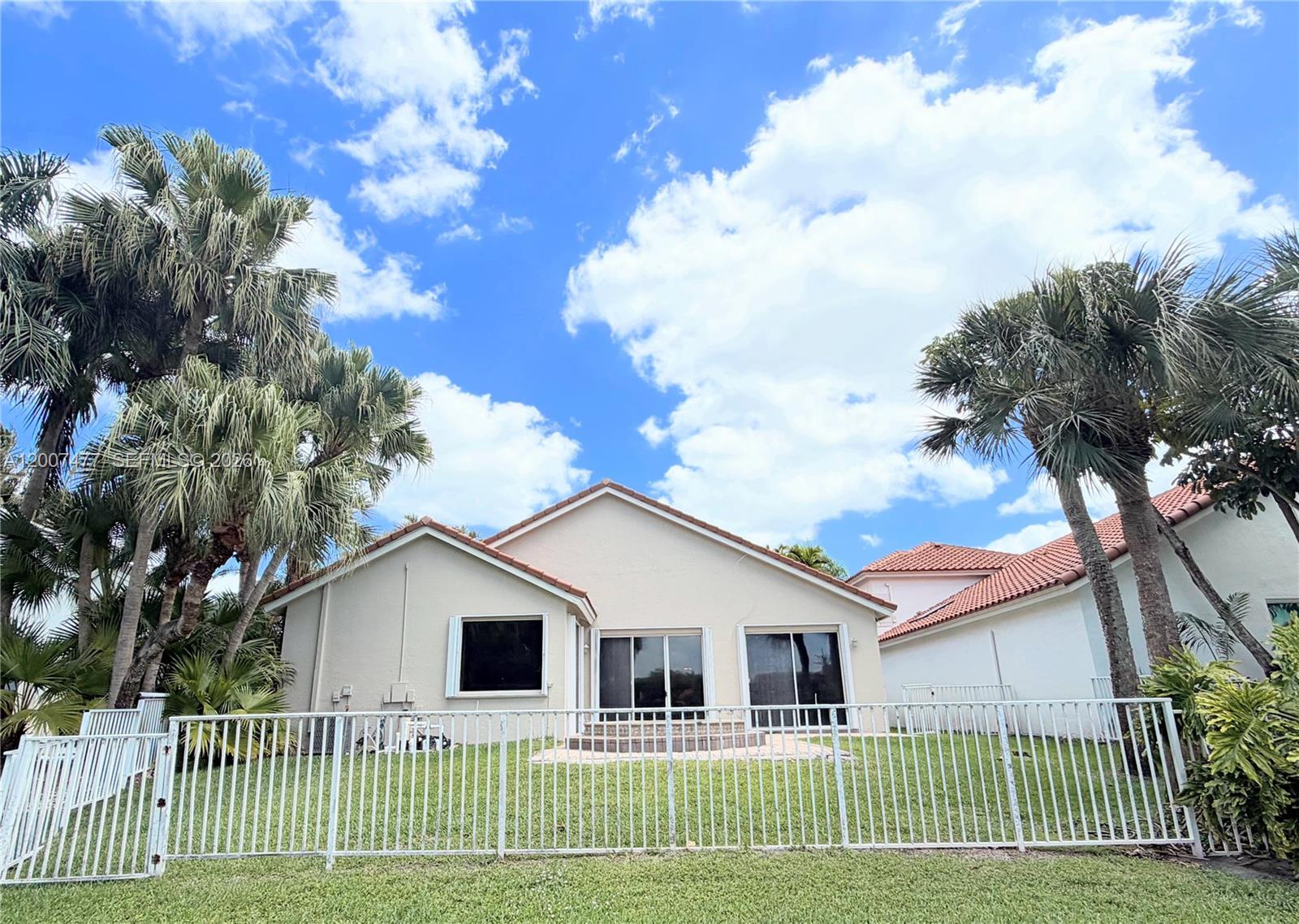 HOLLYWOOD LAKES COUNTRY C - Residential