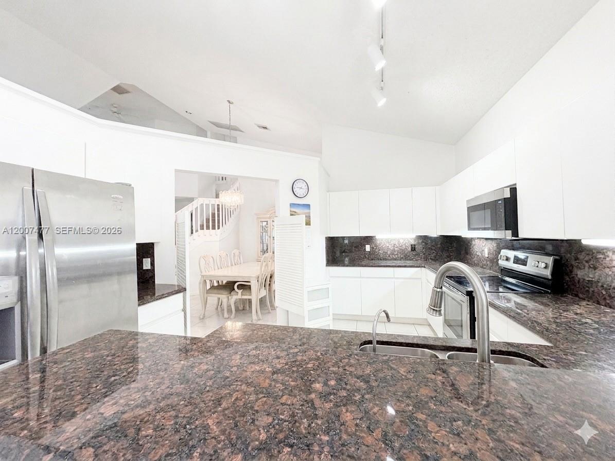 HOLLYWOOD LAKES COUNTRY C - Residential