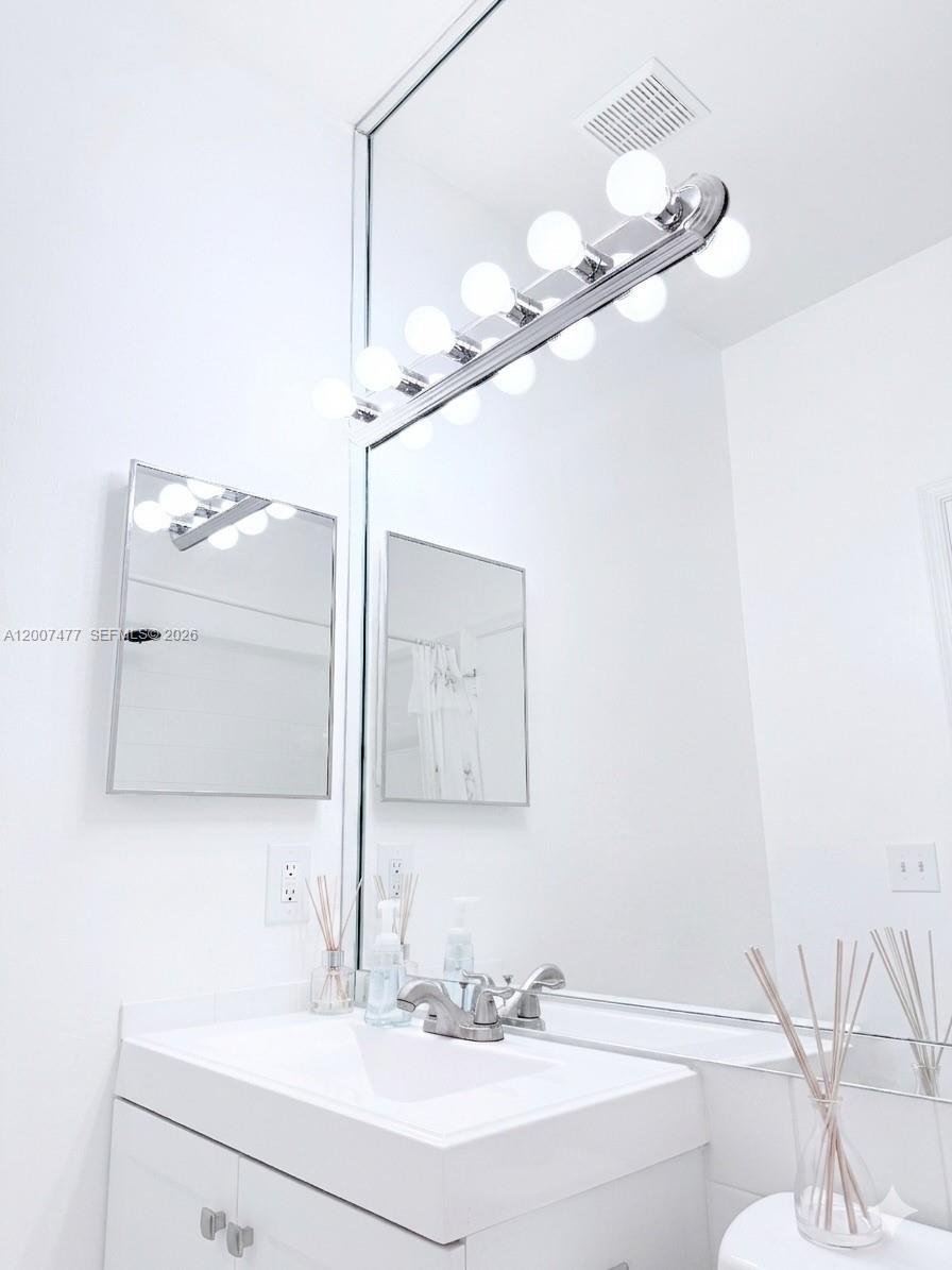 HOLLYWOOD LAKES COUNTRY C - Residential