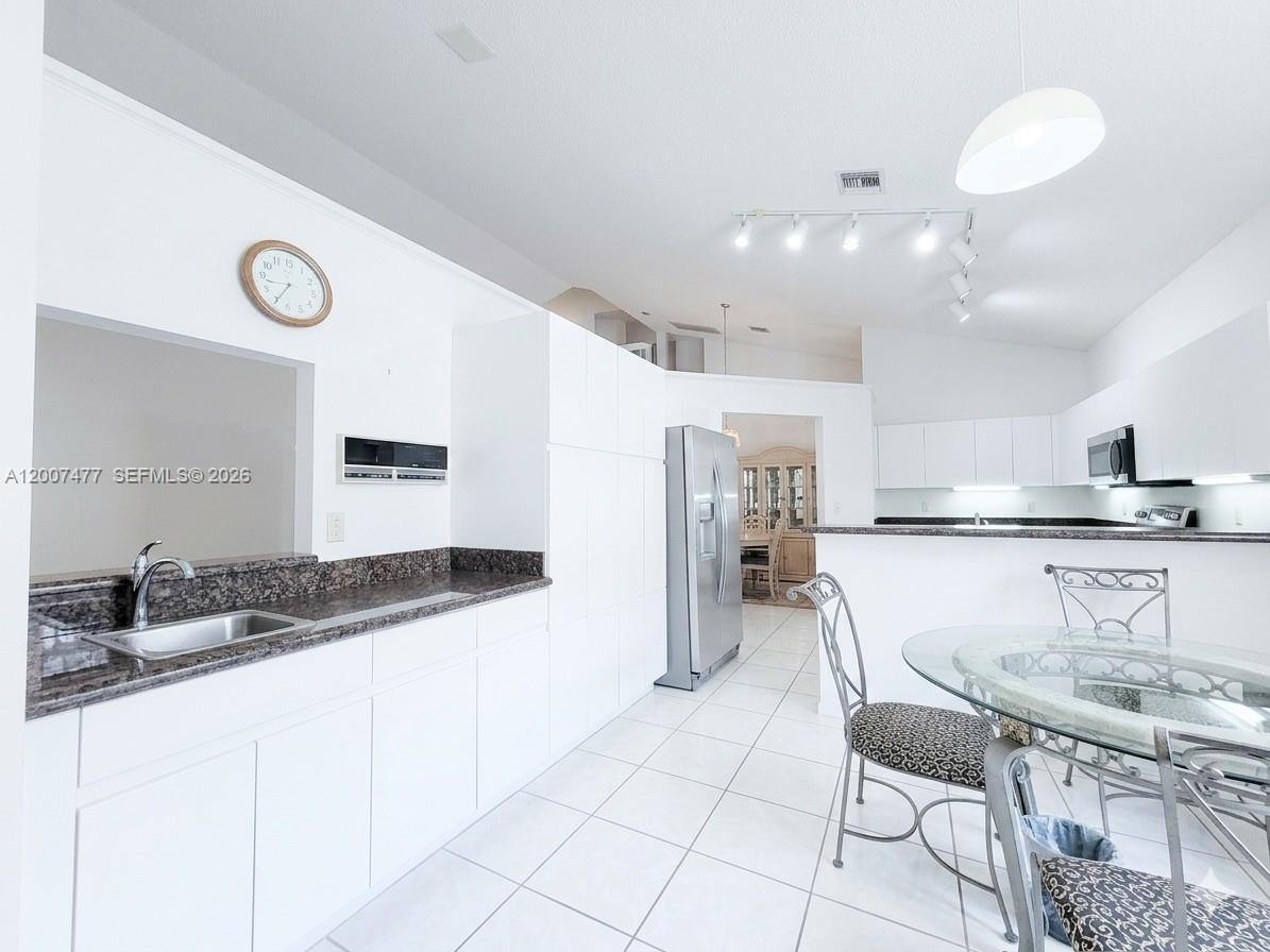 HOLLYWOOD LAKES COUNTRY C - Residential