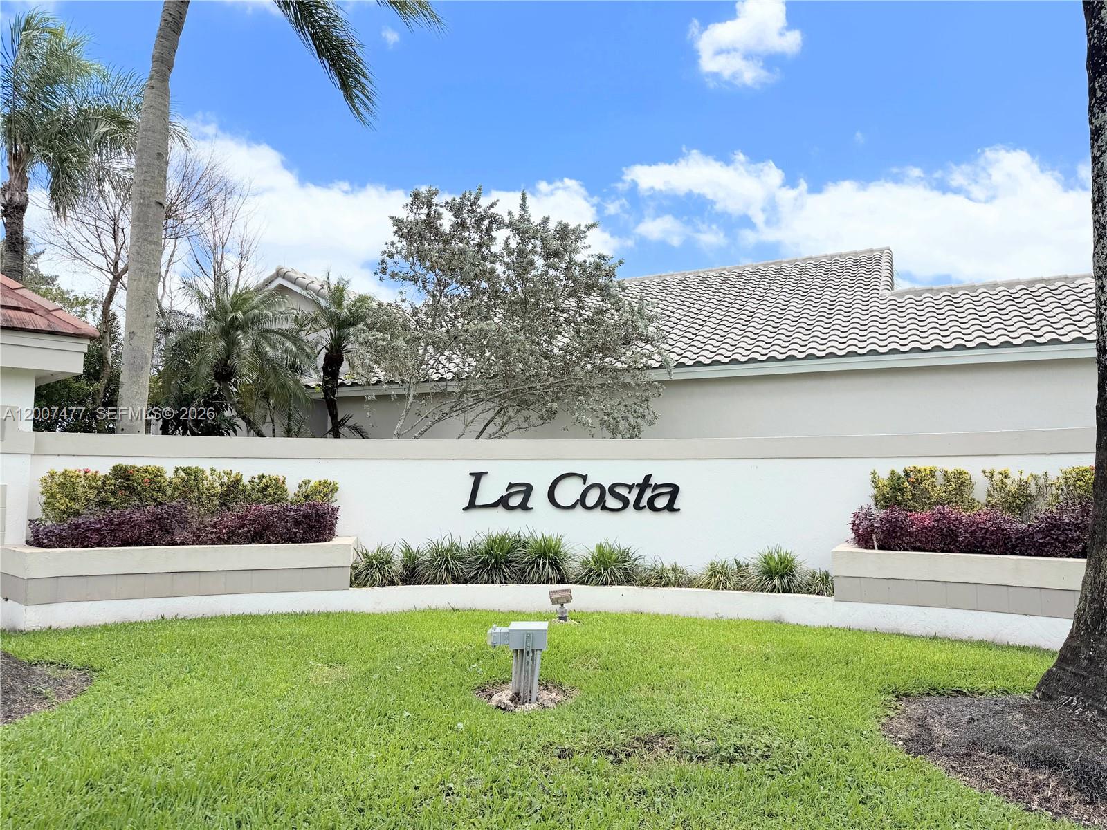 HOLLYWOOD LAKES COUNTRY C - Residential