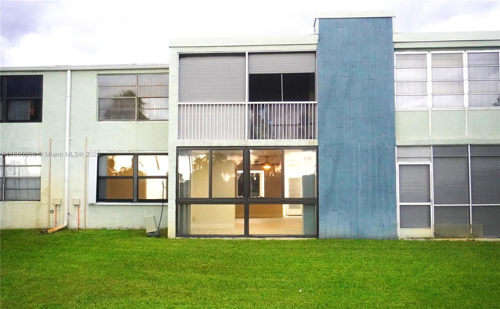 36 OF PALM SPRINGS 3 COND - Residential