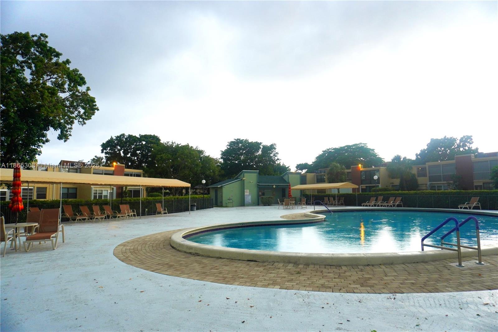 36 OF PALM SPRINGS 3 COND - Residential