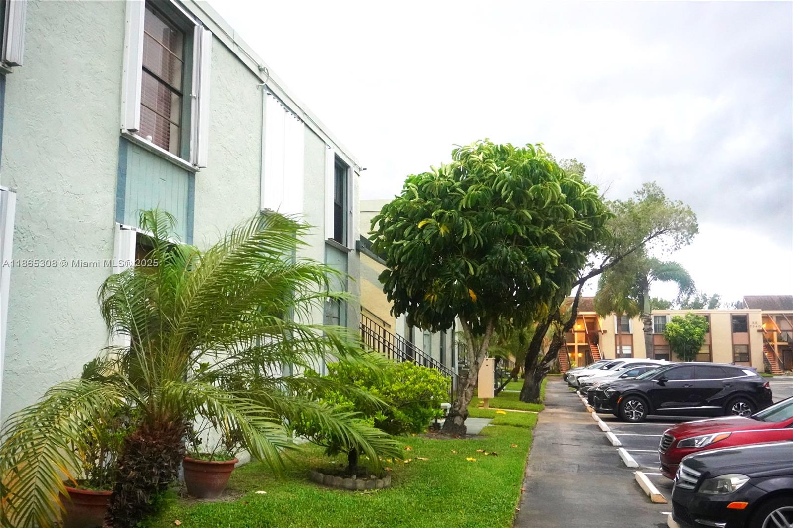 36 OF PALM SPRINGS 3 COND - Residential