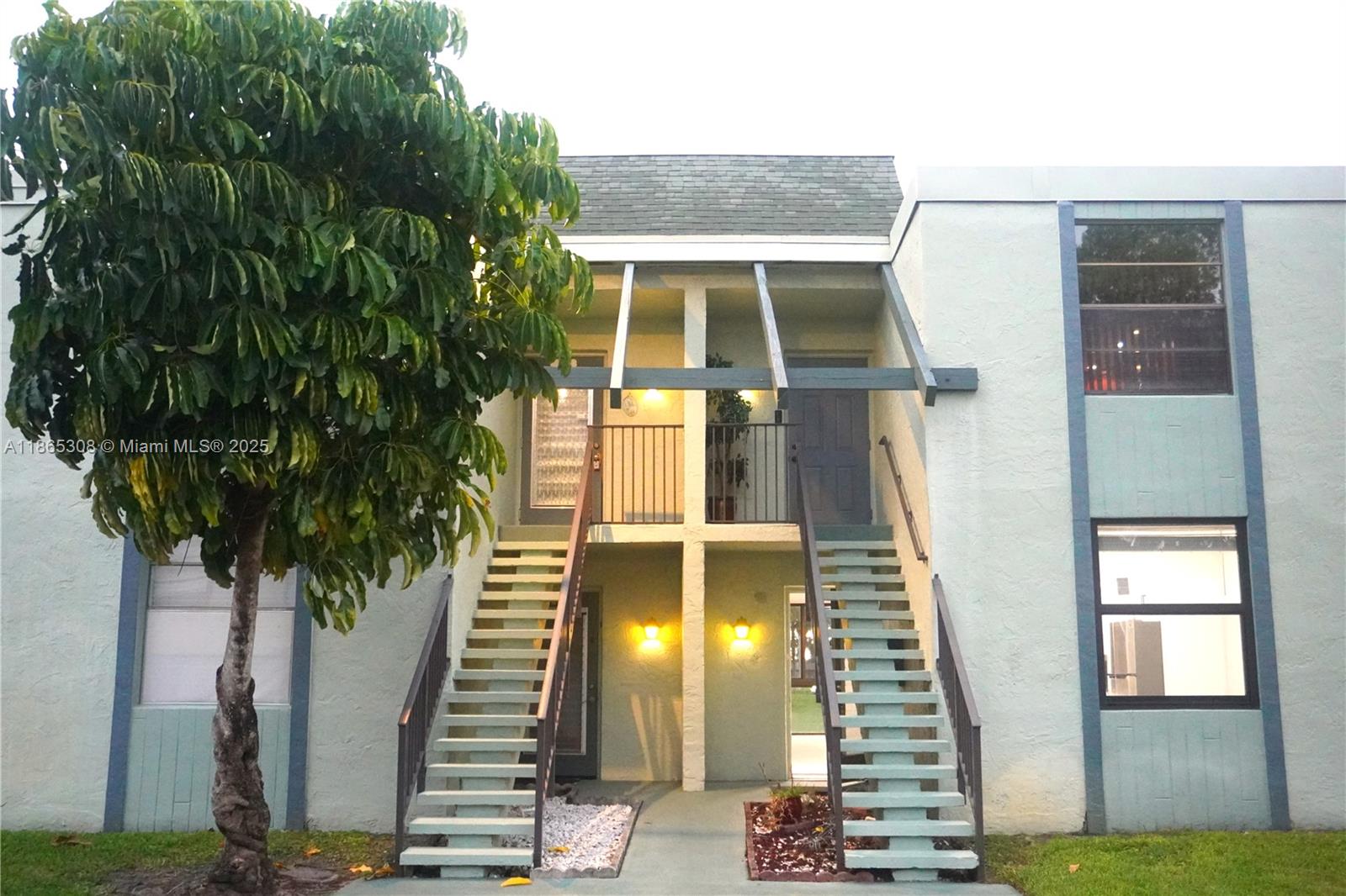 36 OF PALM SPRINGS 3 COND - Residential