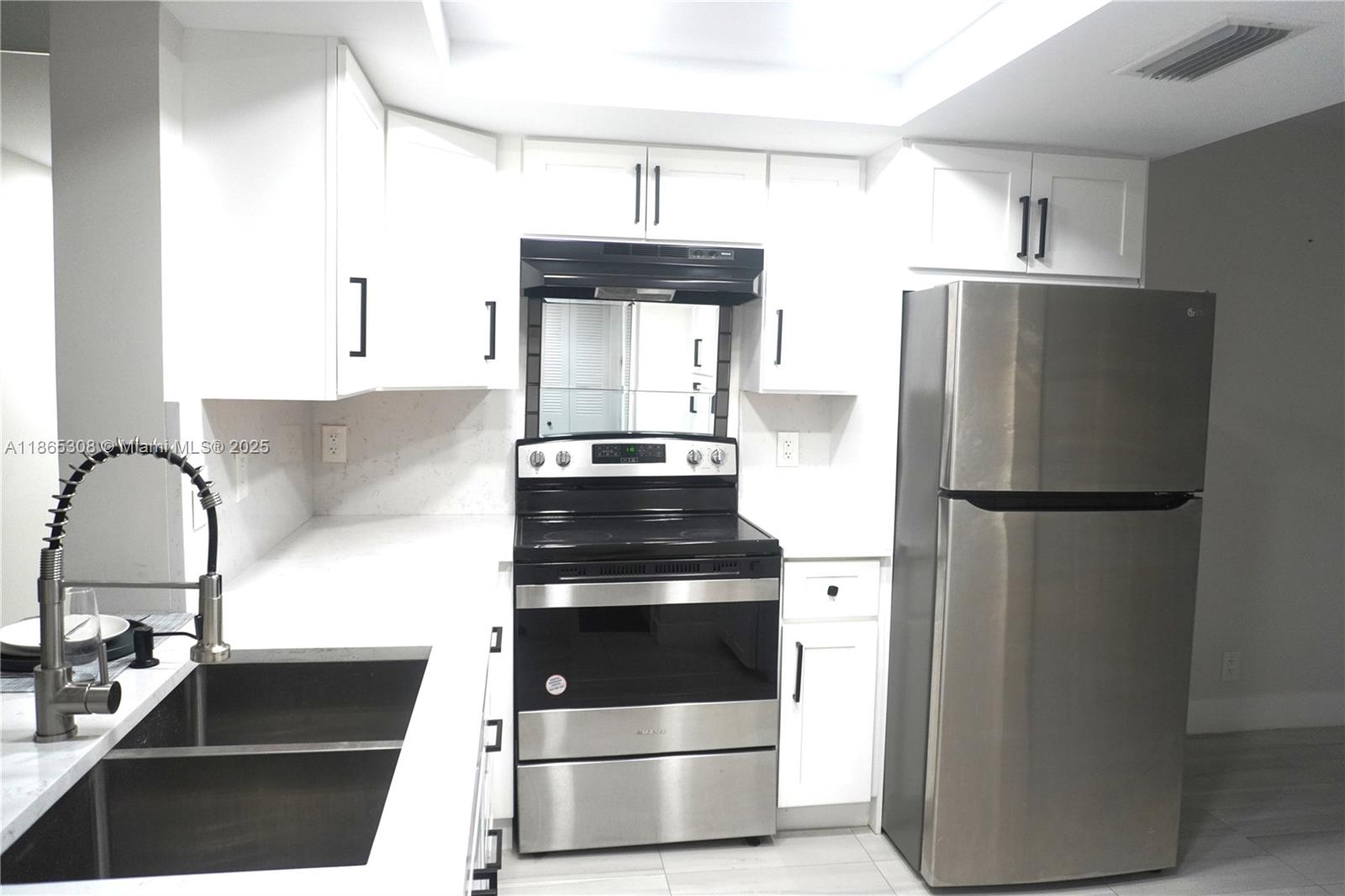 36 OF PALM SPRINGS 3 COND - Residential