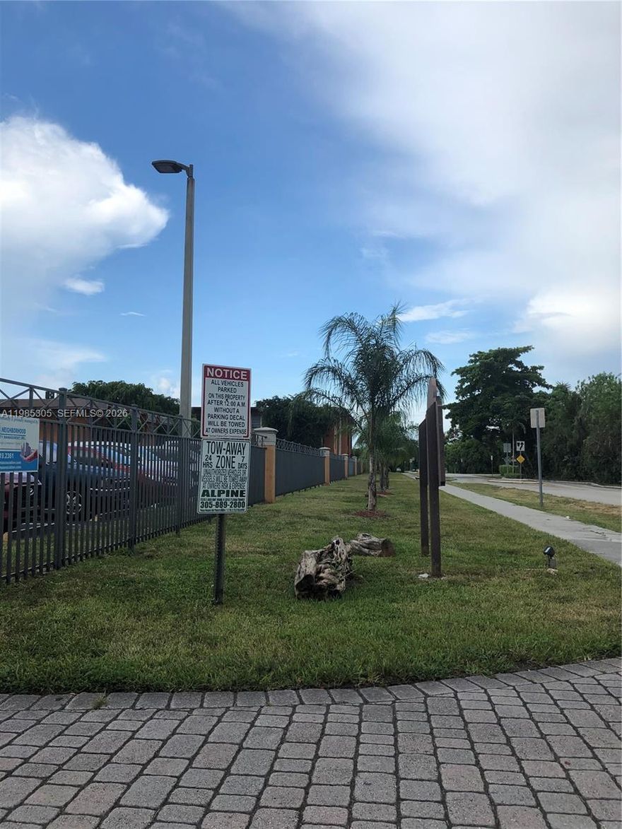 Cozy 1 bedroom 1 bathroom apt located on the first floor. Wood floor in the bedroom and ceramic floors throughout. Lots of closet space and 2 parkings spaces right in front of the building.