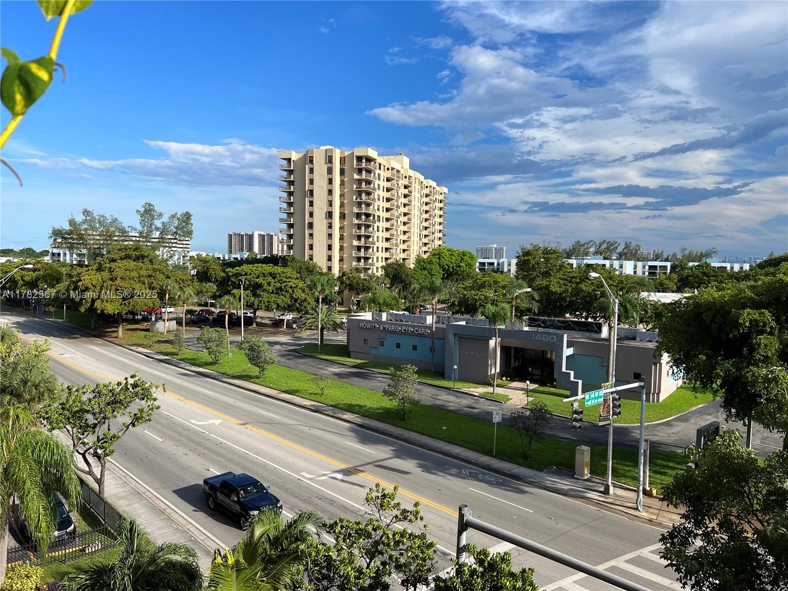 THREE HORIZONS SOUTH COND - Residential