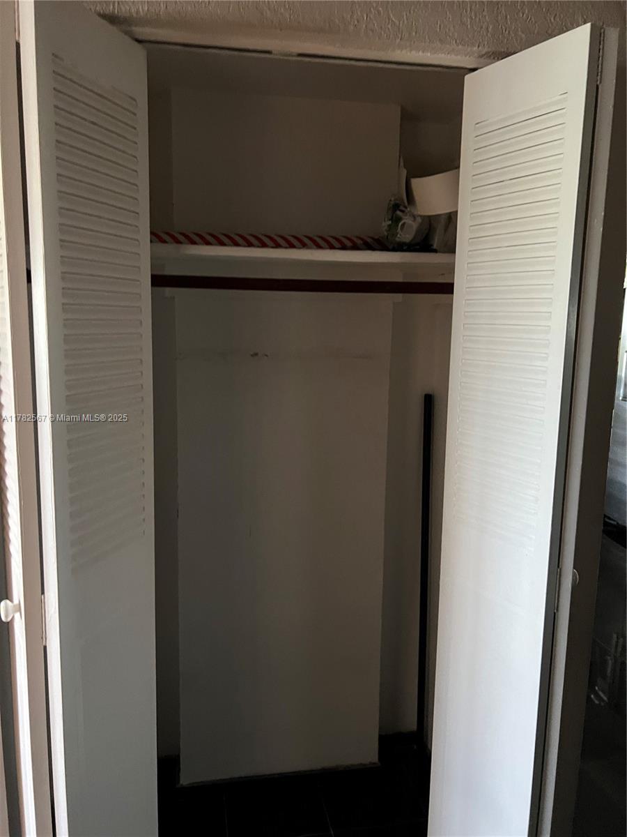 THREE HORIZONS SOUTH COND - Residential