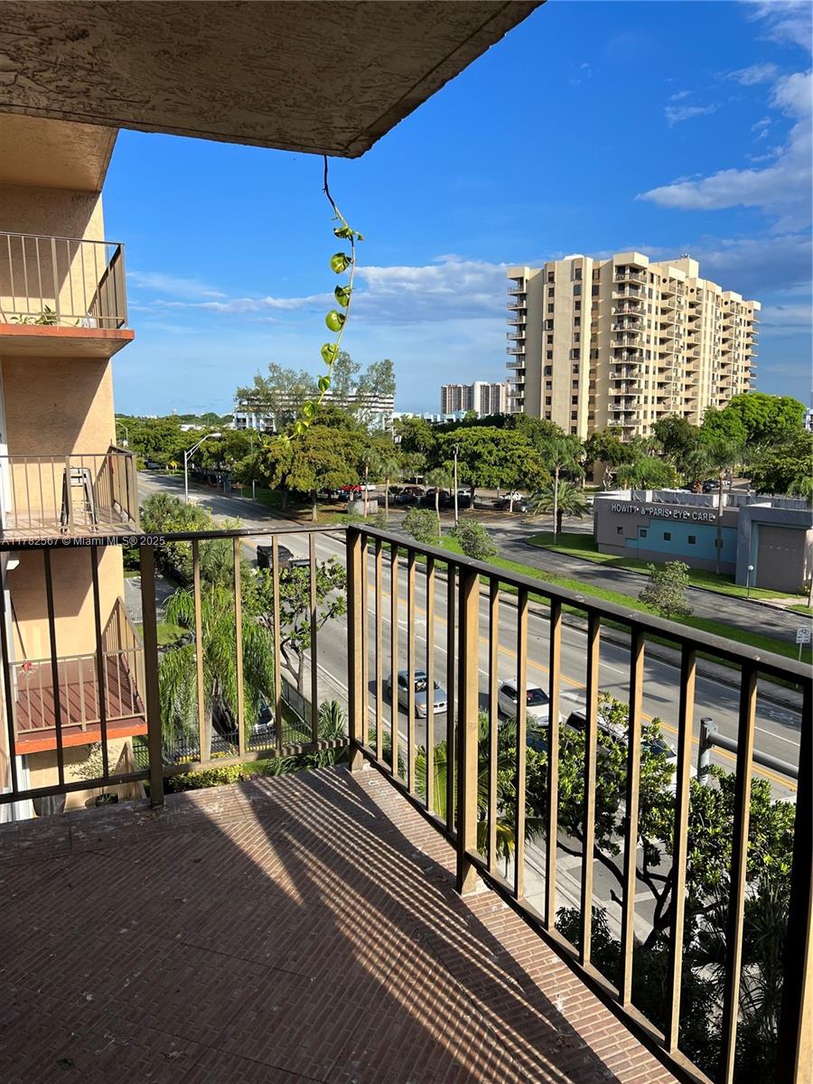 THREE HORIZONS SOUTH COND - Residential