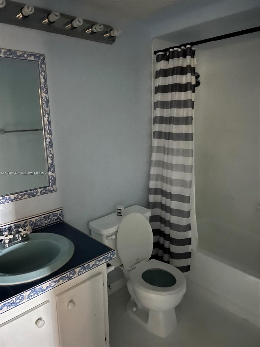 THREE HORIZONS SOUTH COND - Residential