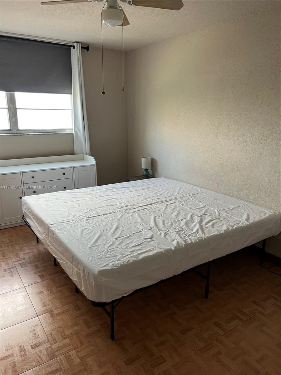 THREE HORIZONS SOUTH COND - Residential