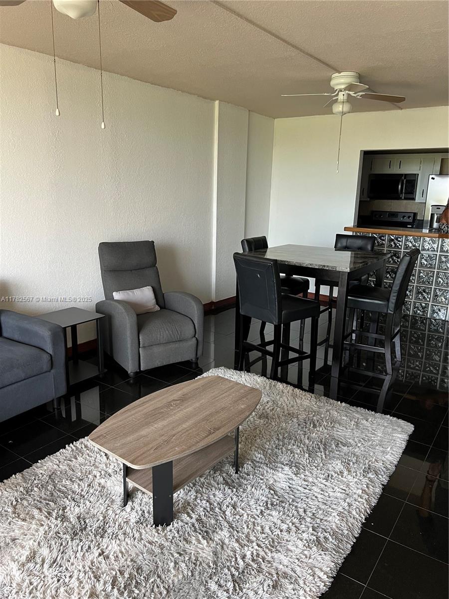 THREE HORIZONS SOUTH COND - Residential